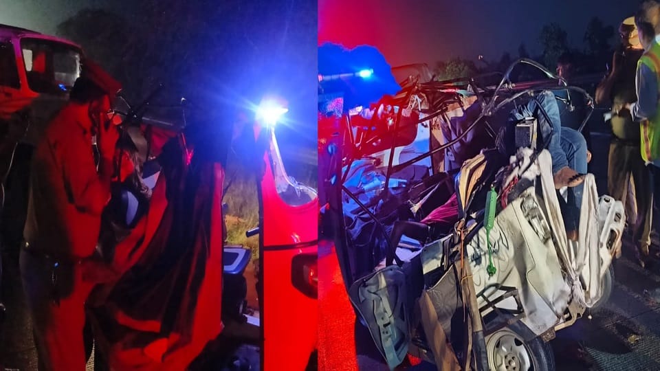 mistake on Yamuna Expressway Five passengers soaked in blood two died on the spot