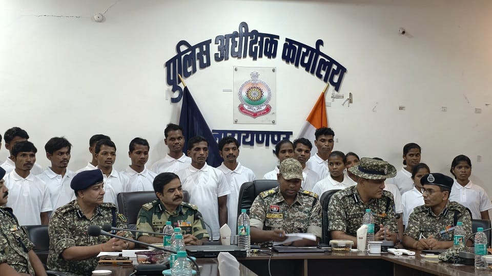 14 Naxalites surrendered including eight female Maoists a reward of Rs 37 lakh was announced in Jagdalpur