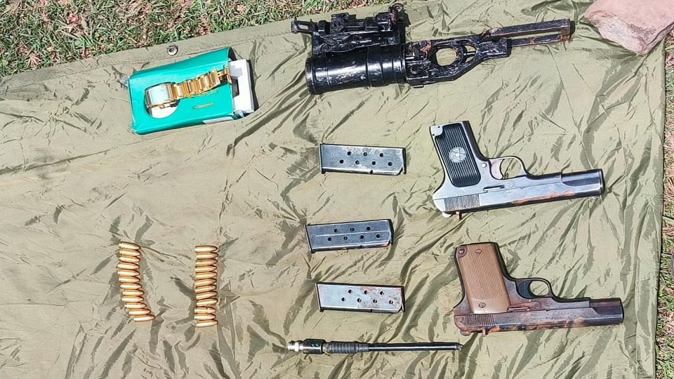 तलाशी अभियान के दौरान आतंकी ठिकाने से बरामद हथियार