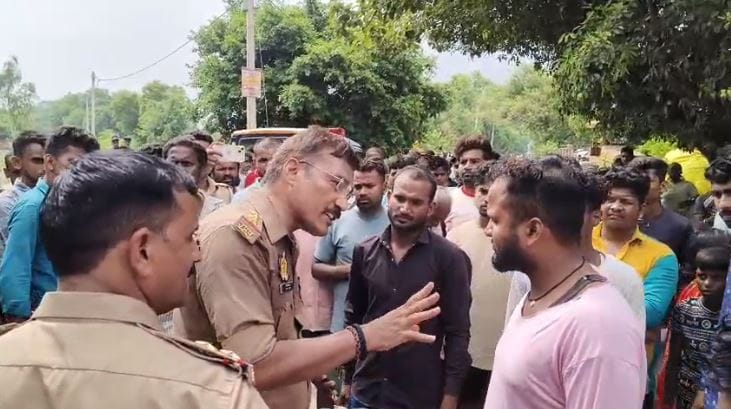 UP Accident news School bus crushes teenager in Ghazipur police in trouble after blockade
