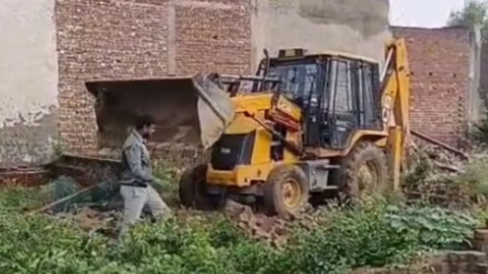 Greater Noida Authority launched bulldozers against encroachment in flood area of Hindon river