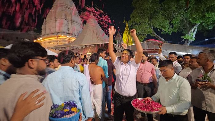 Sawan 2025 first day flowers showered on devotees at Kashi Vishwanath Dham