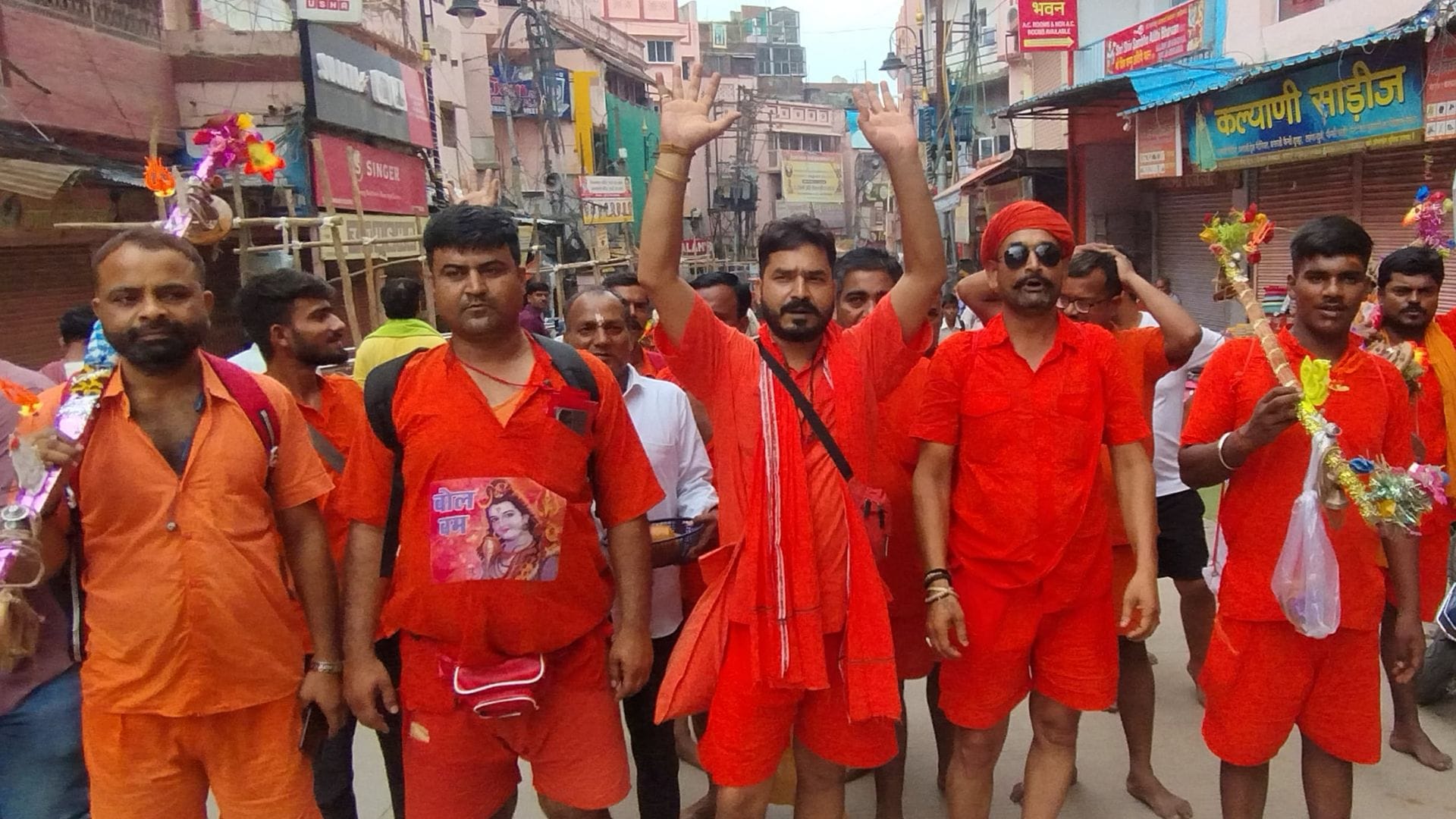 Sawan 2025 first day flowers showered on devotees at Kashi Vishwanath Dham