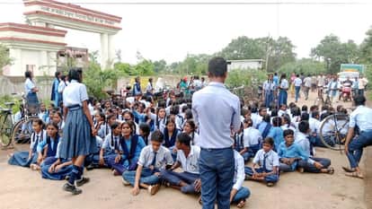 Students demonstrated against the education system in Bhatapara