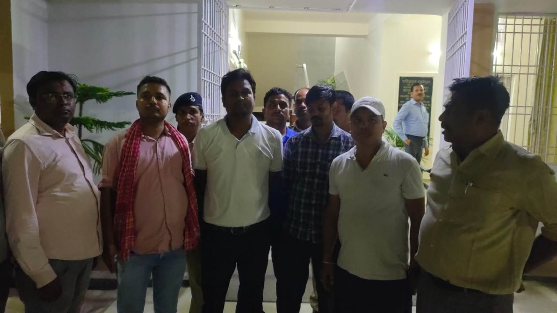 निगरानी टीम की गिरफ्त में आरोपी सीओ और कंप्यूटर ऑपरेटर