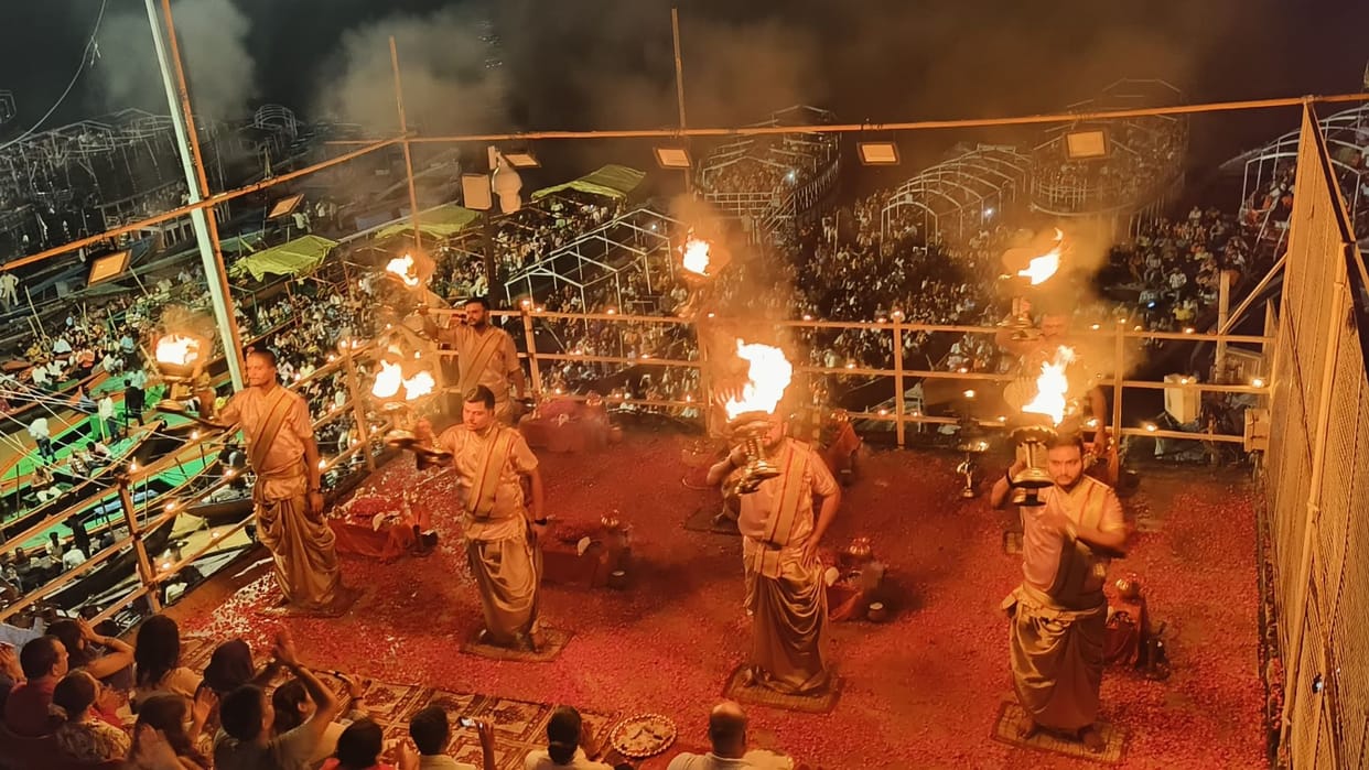 Flood in Varanasi Aarti Sthal changed Aarti was performed on roof Water level reached 65.94 meters