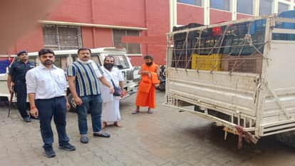 एसआरएन अस्पताल में मरीजों के लिए आयोध्या के आश्रम की ओर से भेजा गया आम।