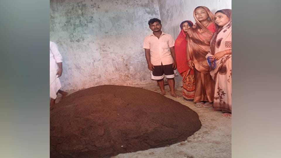 woman died of snakebite in Sitapur Baba gave Samadhi and claimed that she will come out alive in 24 hours