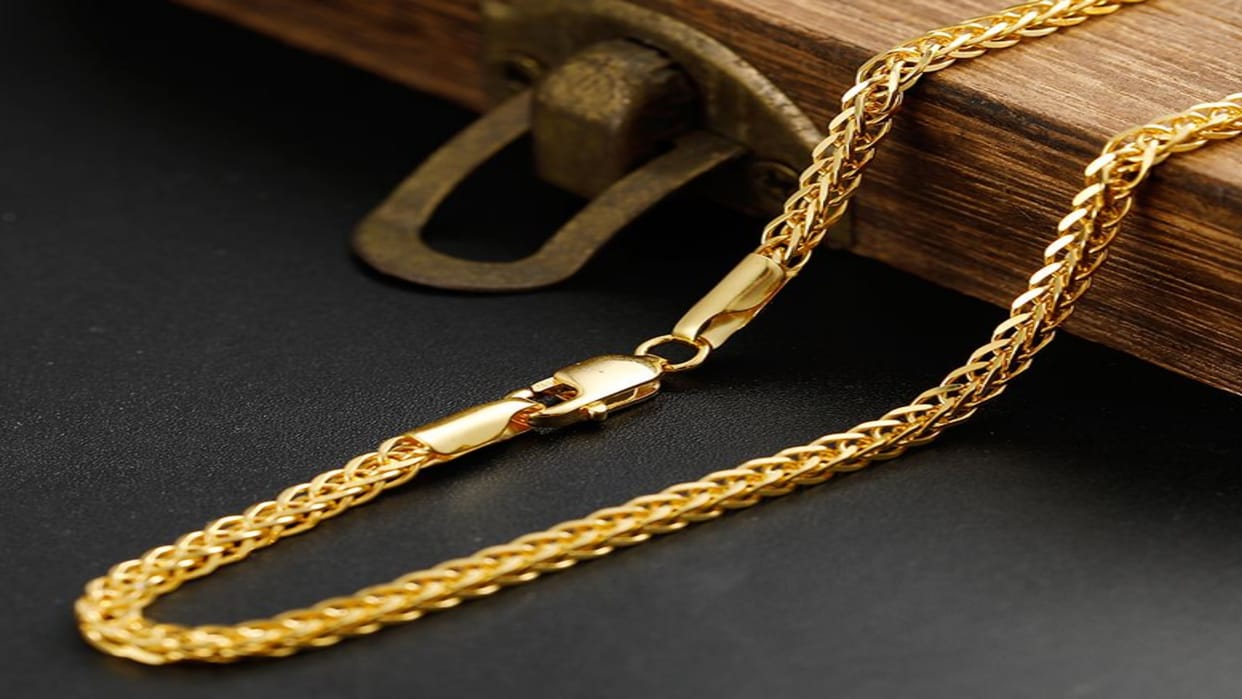 Youth who came to buy a gold chain absconded with a bunch of ten chains, the incident was captured on CCTV