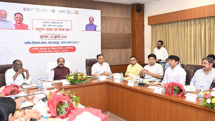 CG: सभी महापौर-आयुक्तों के इंदौर शहर के अध्ययन भ्रमण का छत्तीसगढ़ को मिलेगा लाभ, डिप्टी सीएम साव ने कही ये बात