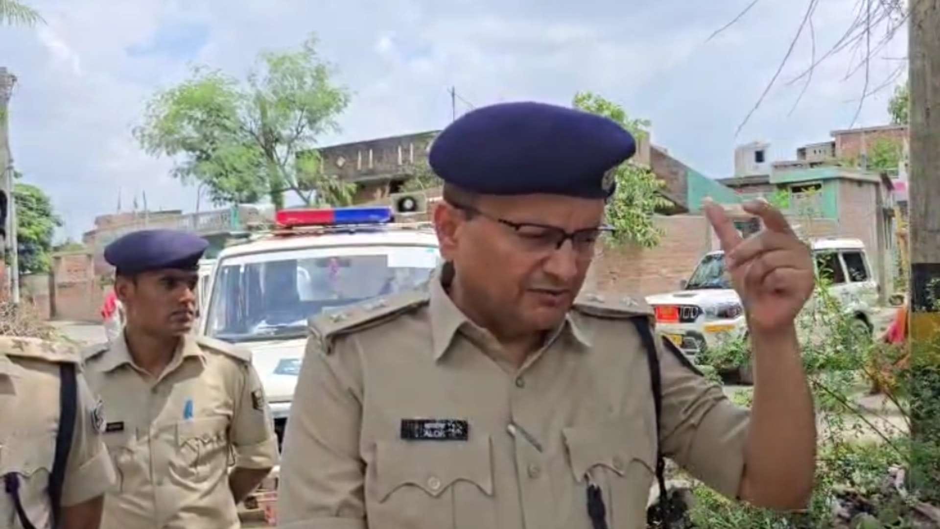 जांच करती पुलिस