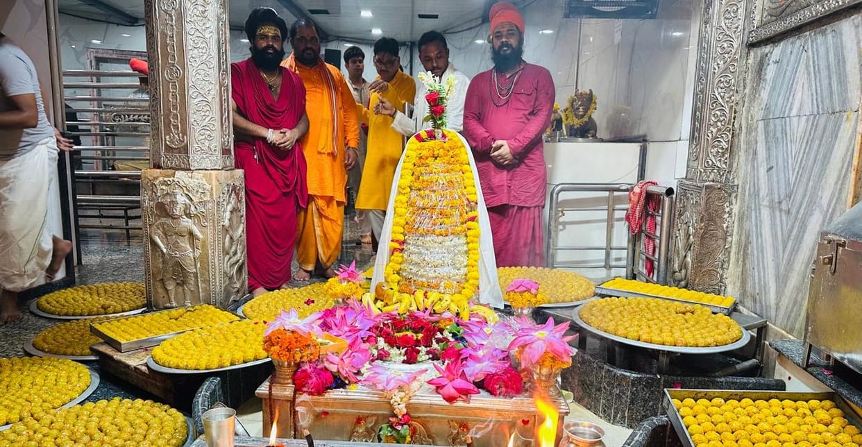 Kanpur On first day of Sawan huge crowd of devotees gathered at Anandeshwar 11 thousand laddus were offered