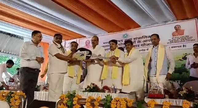CM Krishak Uphar Yojana 133 farmers of Kanpur division got award Minister Dinesh Pratap said this