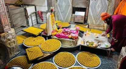 Kanpur On first day of Sawan huge crowd of devotees gathered at Anandeshwar 11 thousand laddus were offered
