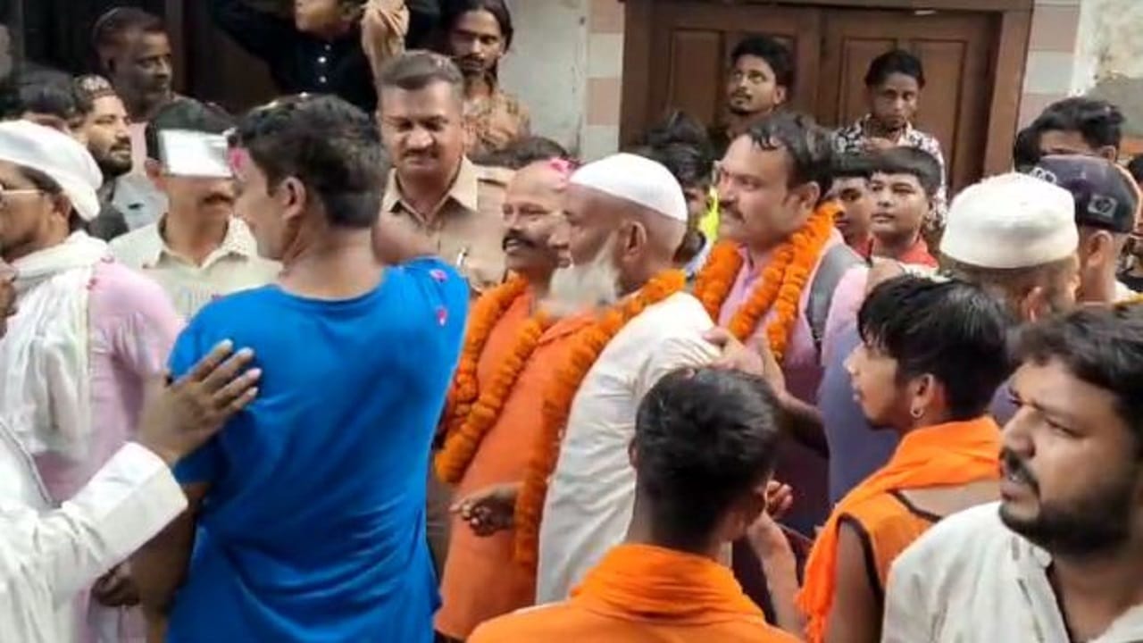 Muslims showered flowers on the Kanwariyas after namaz in Jogi Nawada Bareilly