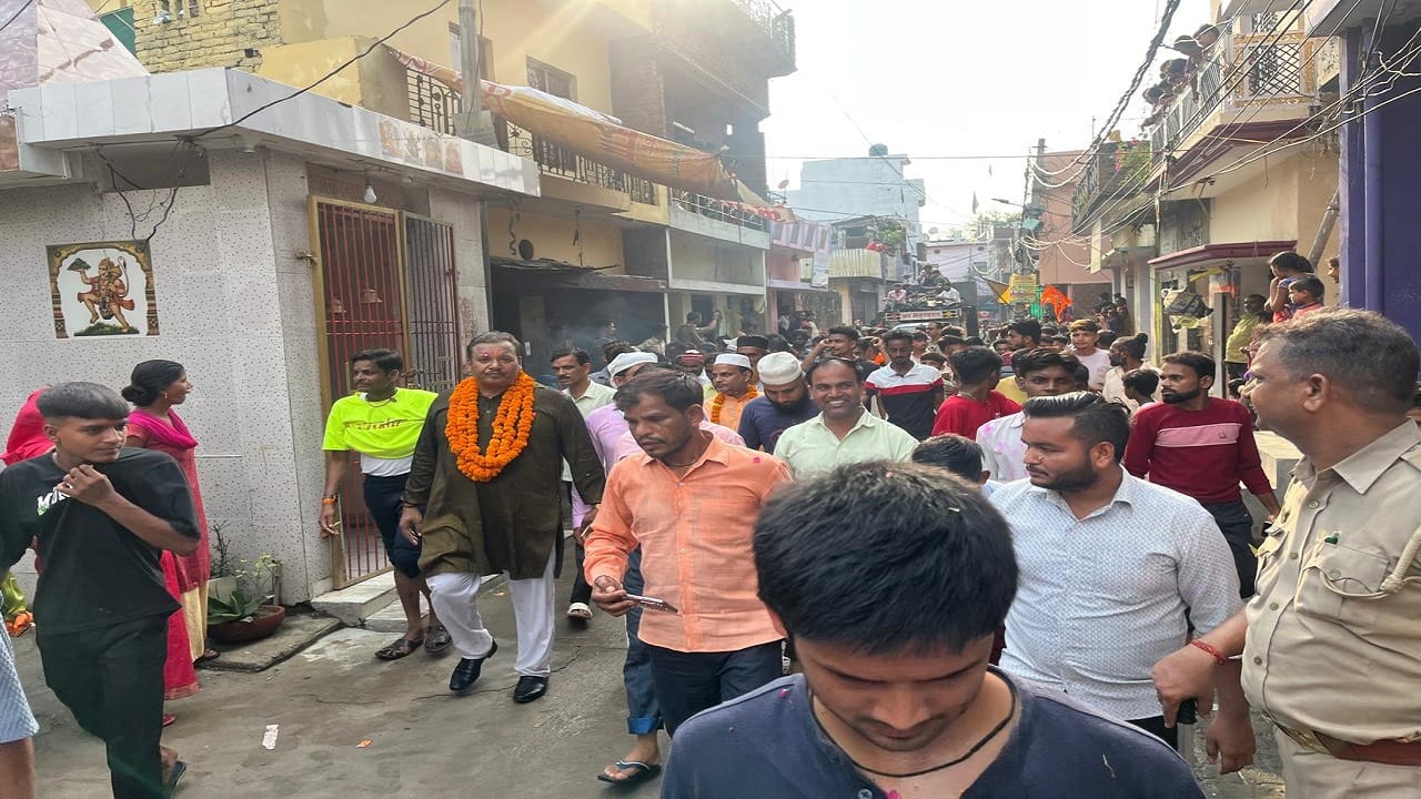 Muslims showered flowers on the Kanwariyas after namaz in Jogi Nawada Bareilly