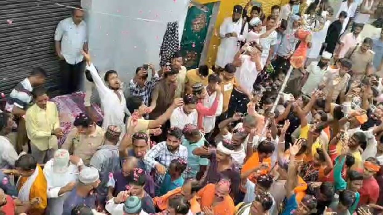 Muslims showered flowers on the Kanwariyas after namaz in Jogi Nawada Bareilly
