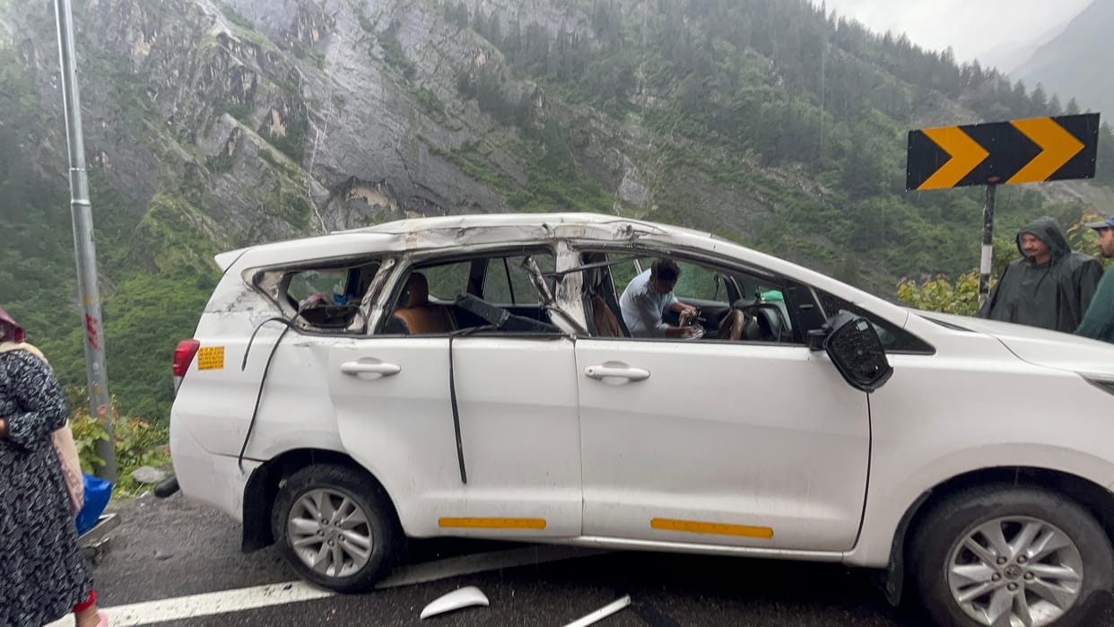 Accident on Badrinath highway, Innova carrying passengers collided with a dumper, screams and cries ensued