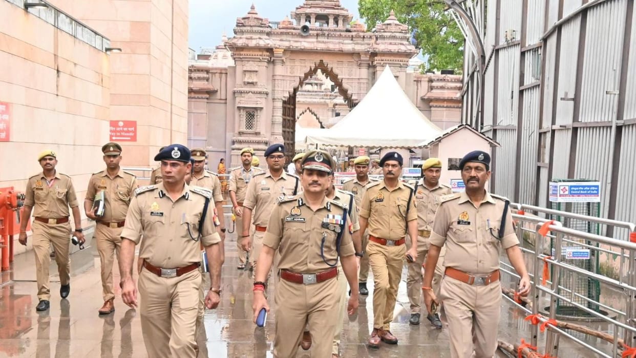 Sawan 2025 Kashi Vishwanath Dham Policemen will call devotees as Sir-Madam