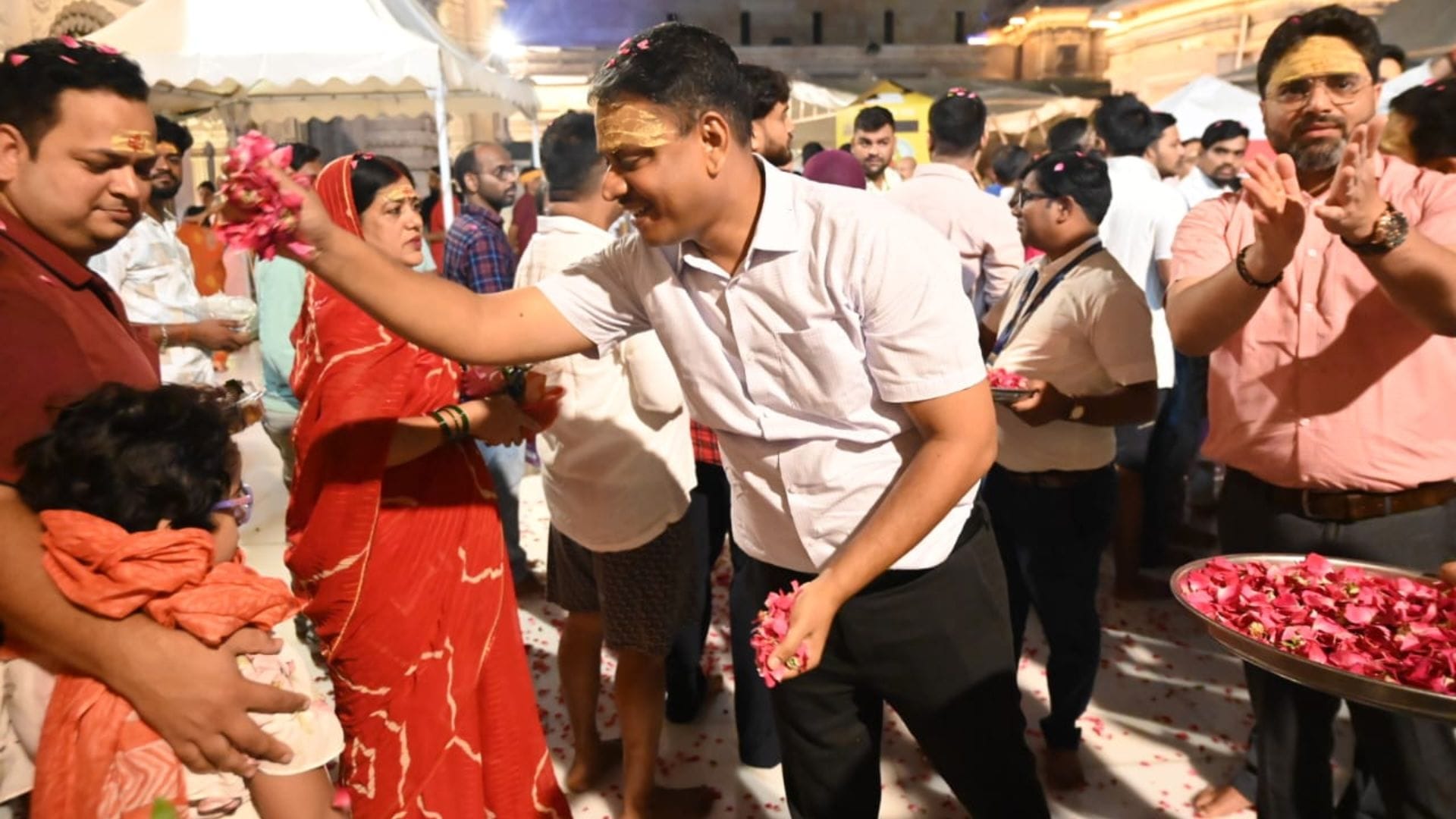 Sawan 2025 first day flowers showered on devotees at Kashi Vishwanath Dham
