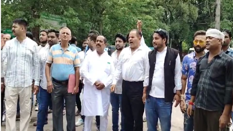 Councilor Manmohan Choubey was beaten up, Brahmin Maha Mandal staged a protest