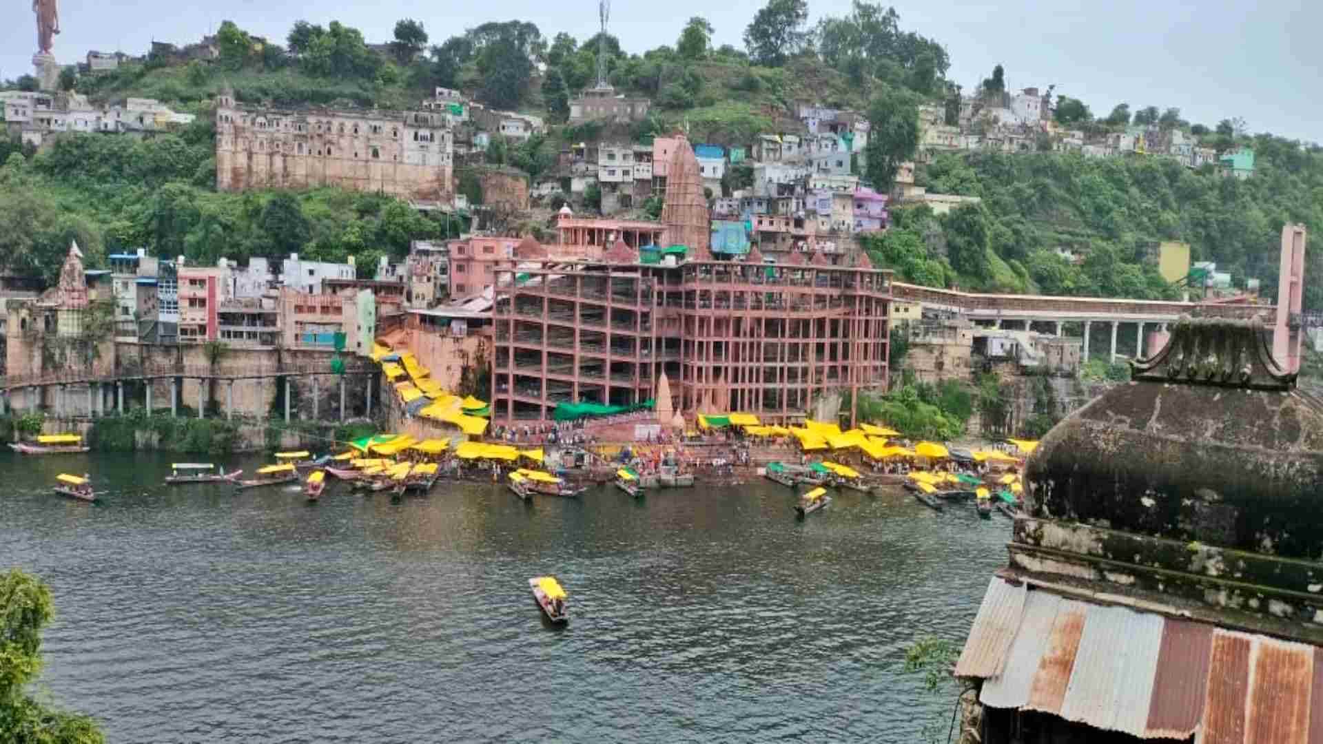 मां नर्मदा के किनारे ओंकारेश्वर मंदिर।