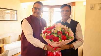 केंद्रीय मंत्री डॉ. मनसुख मांडविया का स्वागत करते मंत्री गणेश जोशी