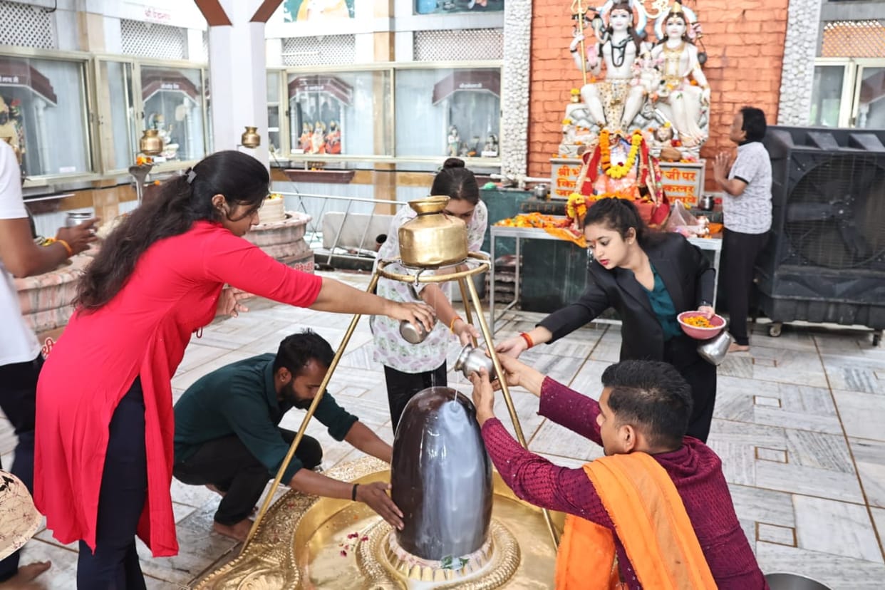 Indore: Sawan came in Indore without any raindrops, Shiva temples were decorated, devotees reached to offer pr