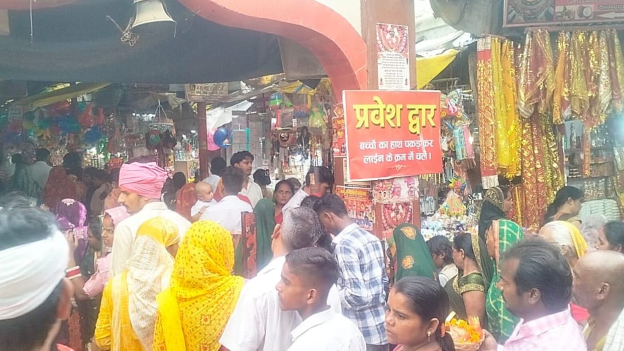 Sawan 2025 devotees reached Chowkiyas and worshipped Mata Sheetla in varanasi