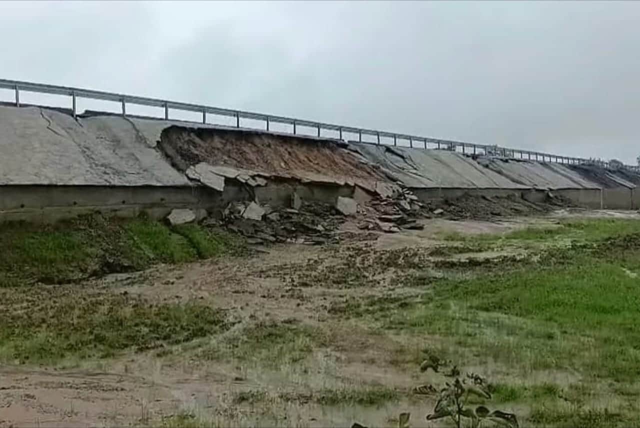 बालाघाट-गोंदिया फोरलेन हाईवे का शोल्डर बैठा।