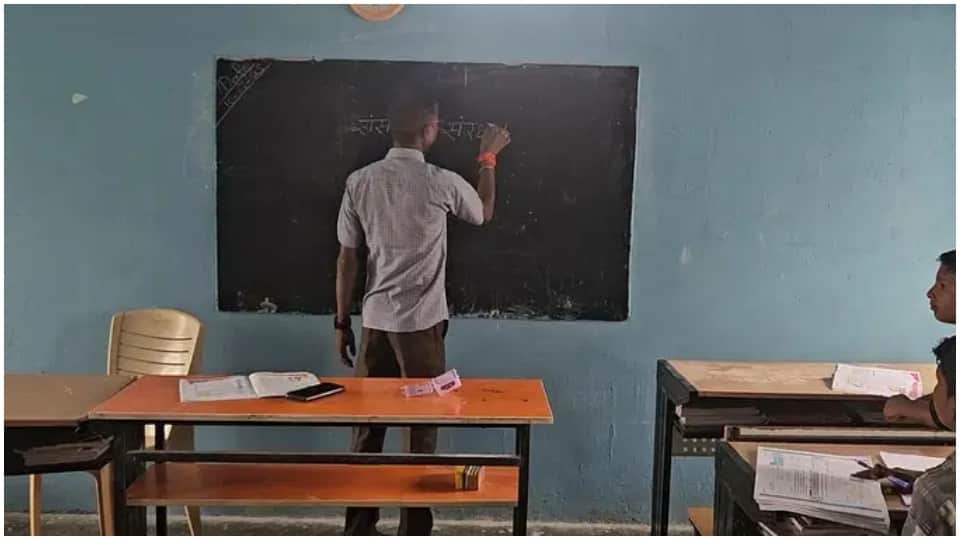 MP News: The poor condition of the government school in Singrauli