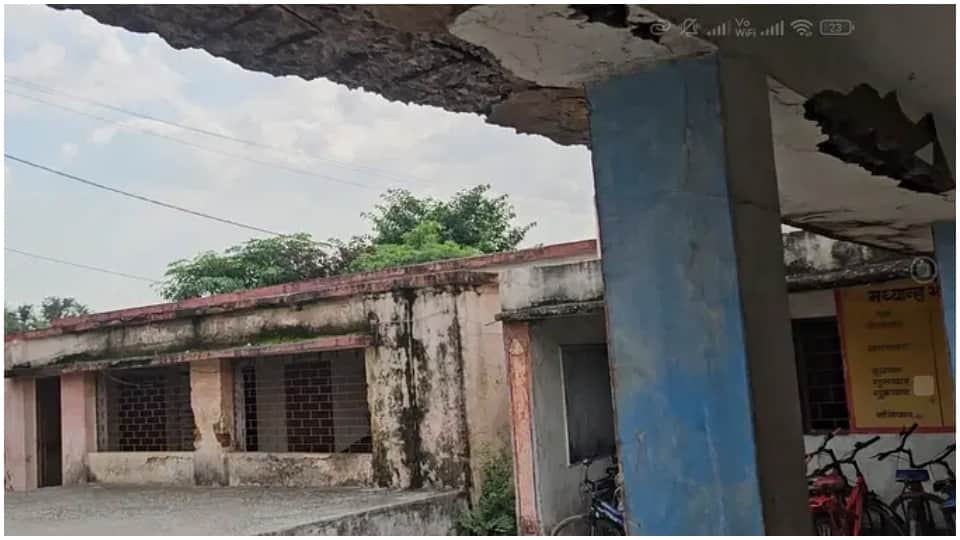 MP News: The poor condition of the government school in Singrauli