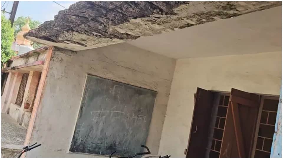 MP News: The poor condition of the government school in Singrauli