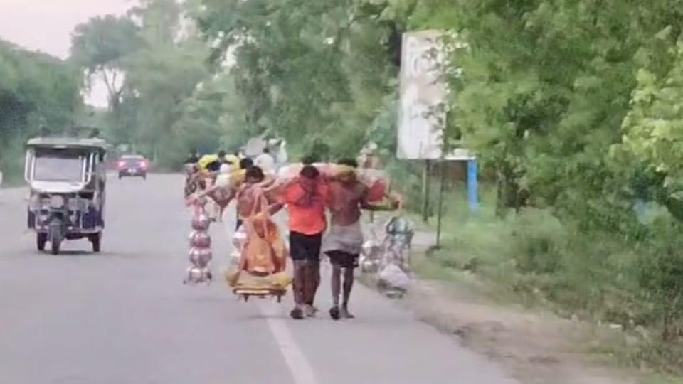 Shravan Kumar of Kalyug: Grandsons Carry Grandmother in Palki with Equal Weight of GangaJal