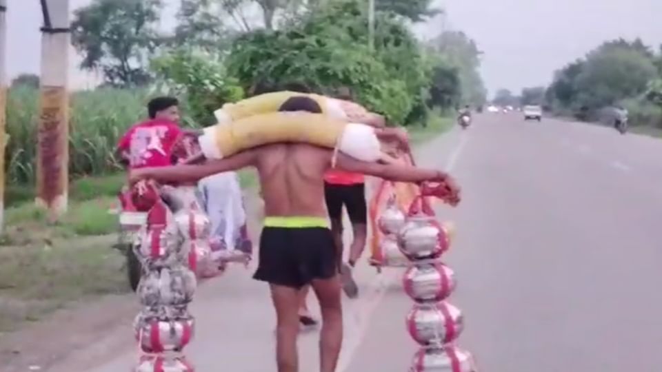Shravan Kumar of Kalyug: Grandsons Carry Grandmother in Palki with Equal Weight of GangaJal