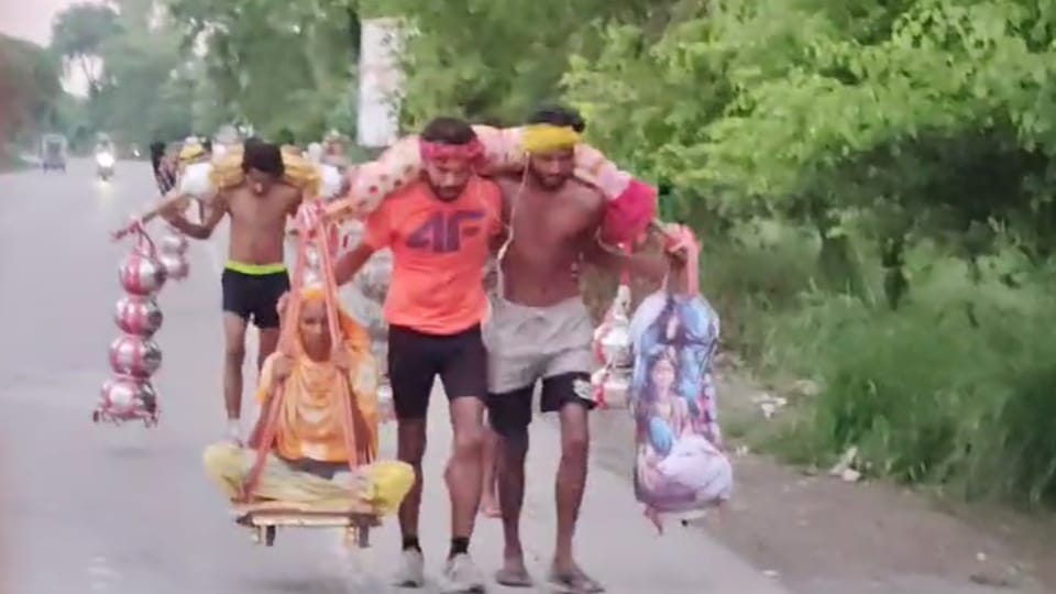 Shravan Kumar of Kalyug: Grandsons Carry Grandmother in Palki with Equal Weight of GangaJal