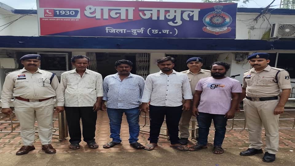 पुलिस की गिरफ्त में आरोपी
