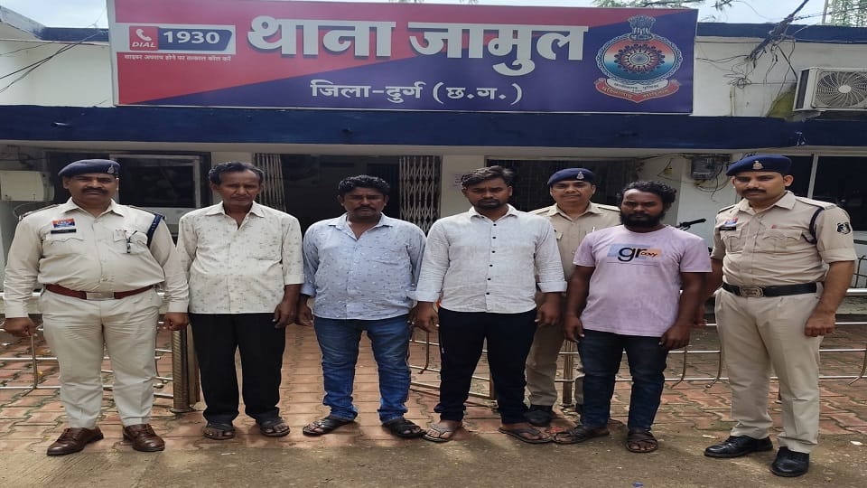 पुलिस की गिरफ्त में आरोपी
