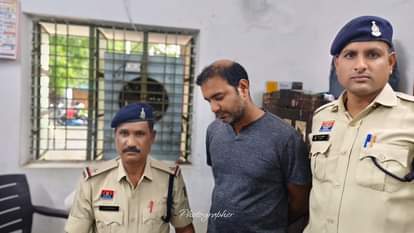 पुलिस की गिरफ्त में आरोपी