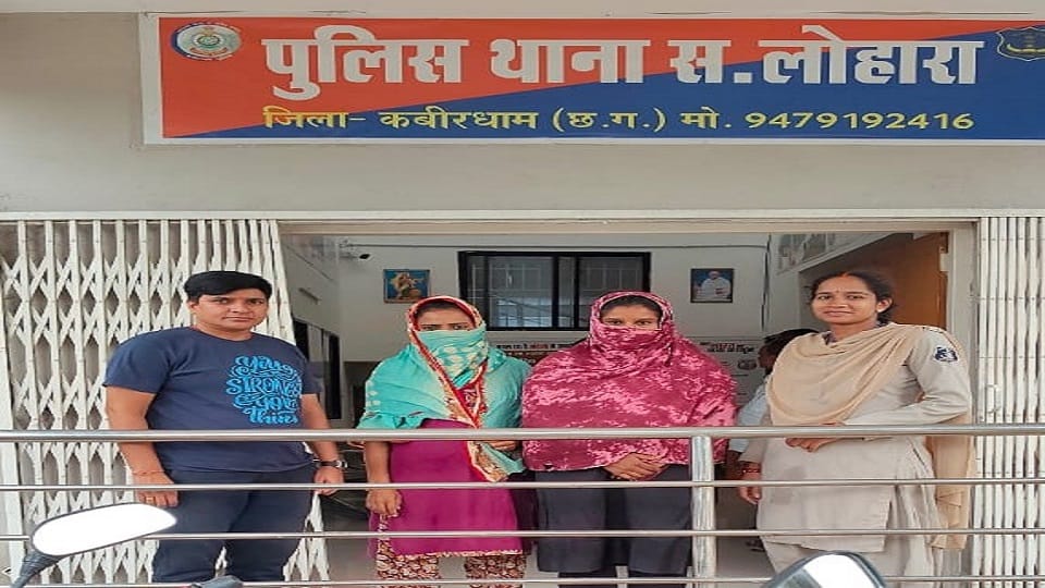 पुलिस की गिरफ्त में महिलाएं
