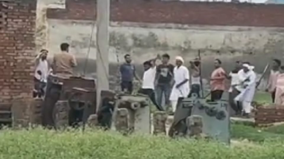 Meerut: Policemen beaten up in Jani Kalan, villagers surrounded them and beat them with sticks, watch viral