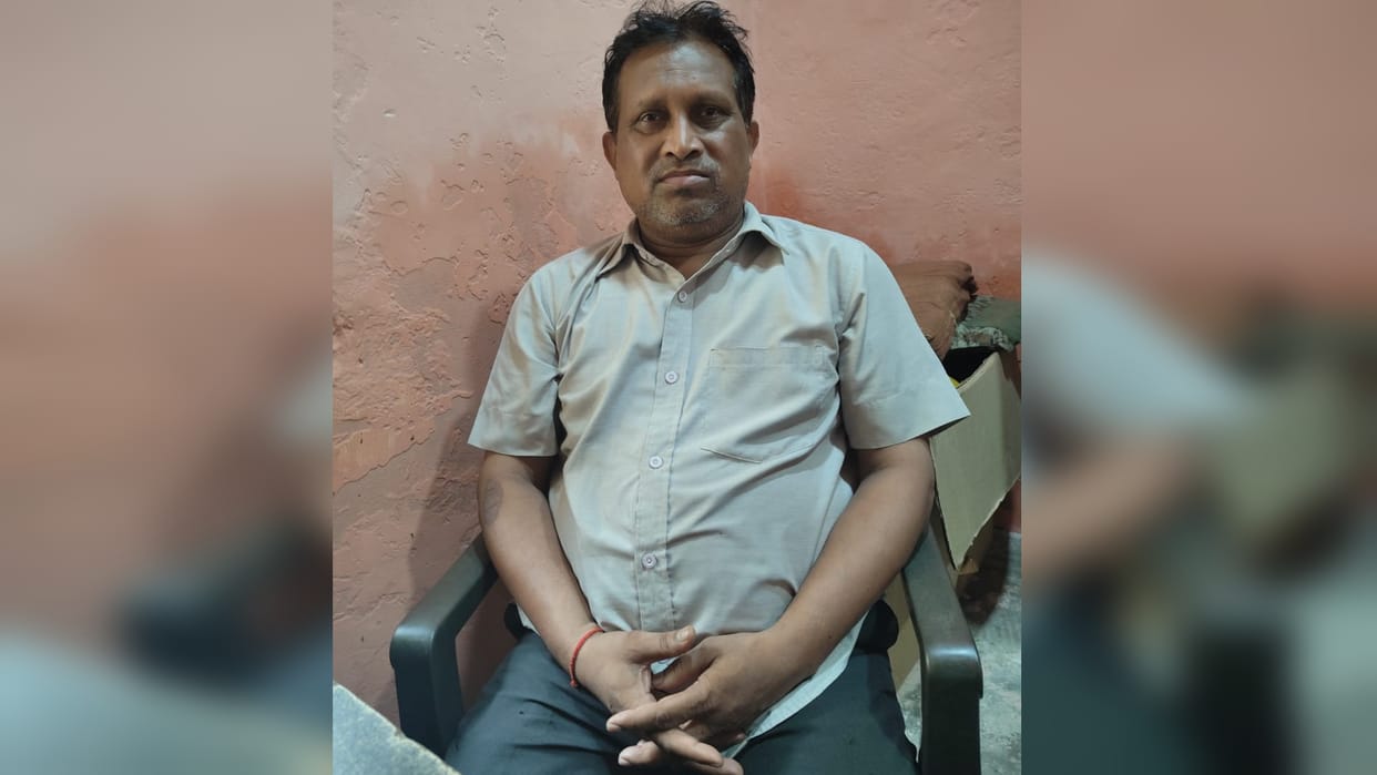 present junior clerk of the Excise Department was arrested while taking a bribe of 13 thousand rupees