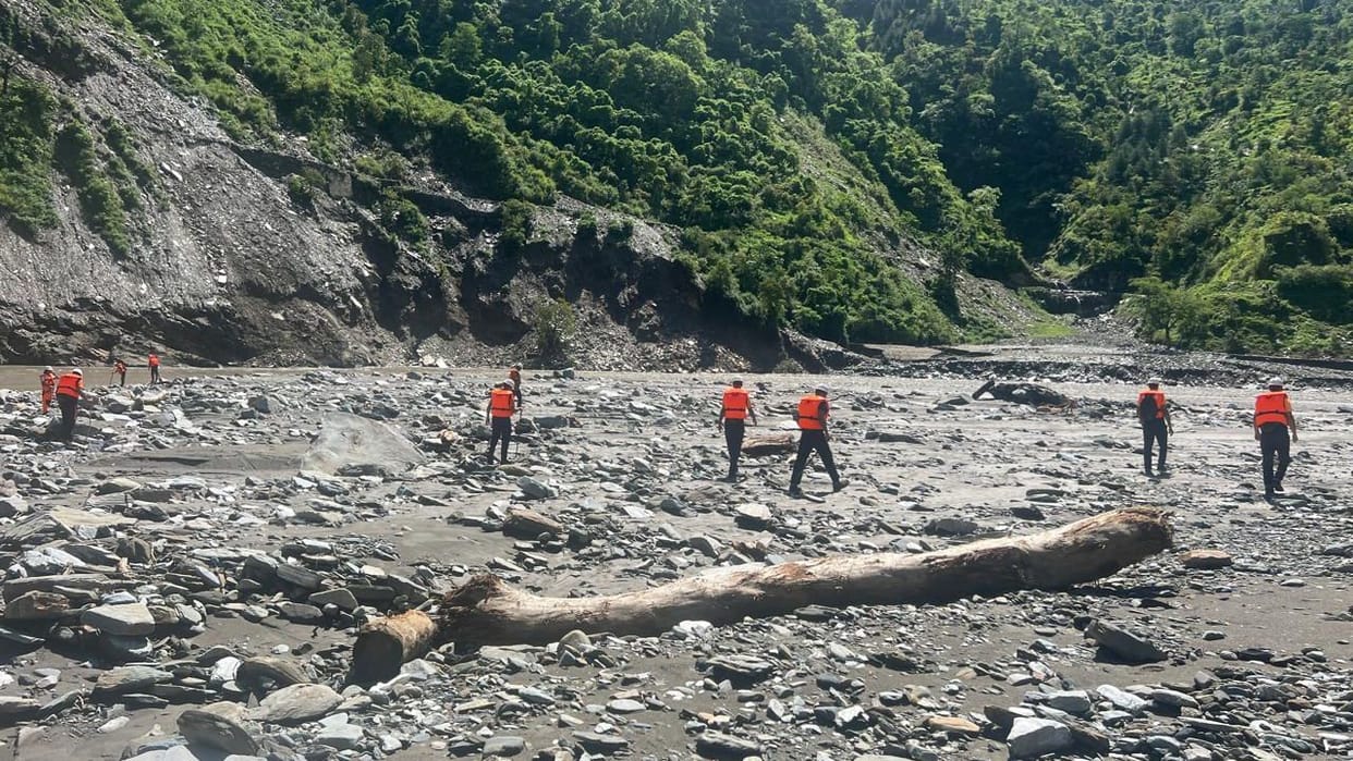 Mandi Cloudburst Roads closed 80 thousand population in trouble difficult to reach help to affected villages