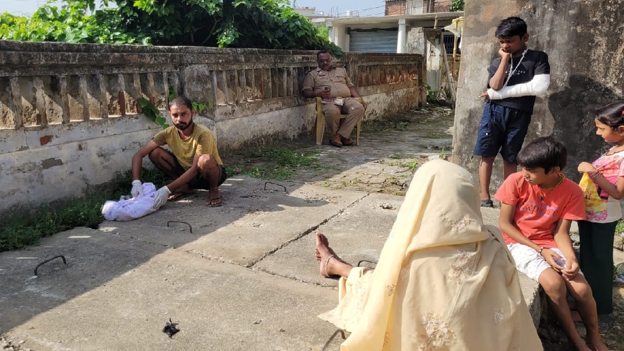 Body of a newborn was found on roadside in Gagaha Gorakhpur