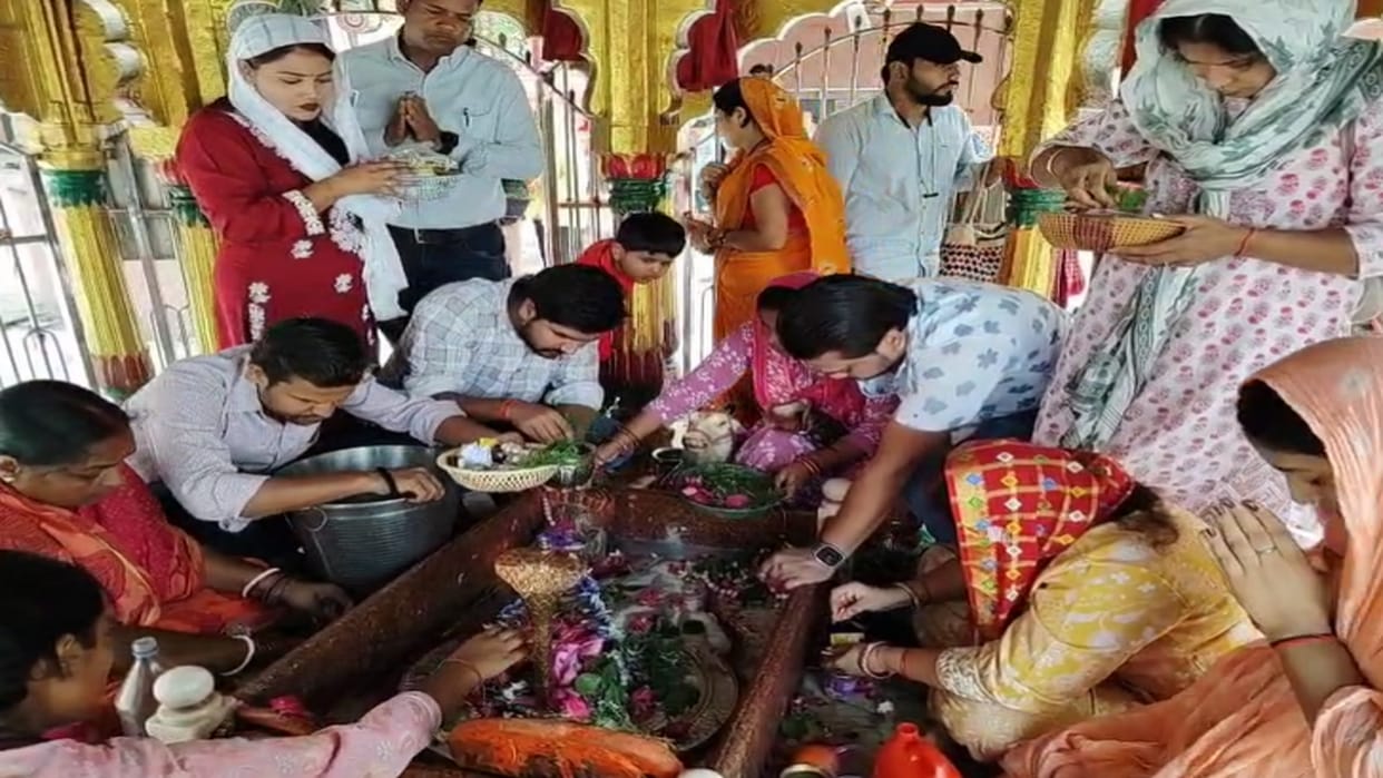 On the first day of Shravan month, a crowd of devotees gathered in Shiva temples