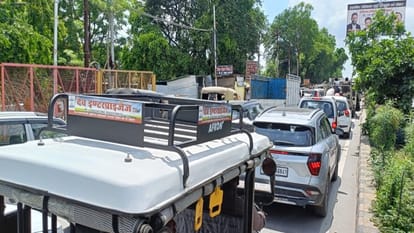 Prayagraj-Varanasi route becomes one-way for Kanwadiyas, police barricaded route diversion implemented