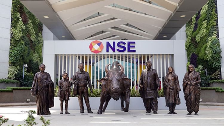 Market Closing Bell: शेयर बाजार में गिरावट का रुख जारी; सेंसेक्स 689 अंक टूटा, निफ्टी 25200 के नीचे