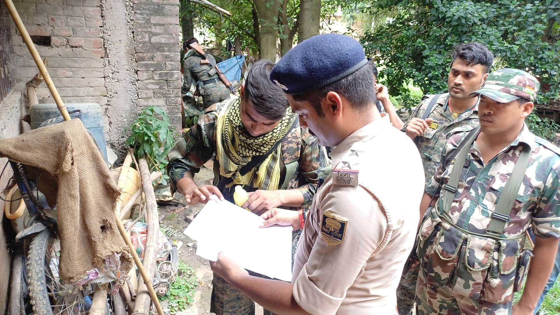 दोहरे हत्याकांड के फरार आरोपियों के खिलाफ पुलिस की सख्त कार्रवाई