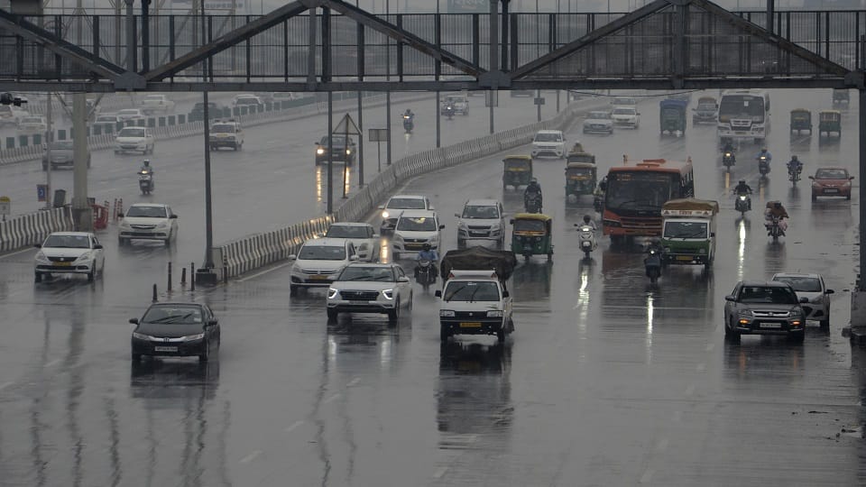 Due to increasing speed of monsoon in Delhi there is a possibility of heavy rain next week