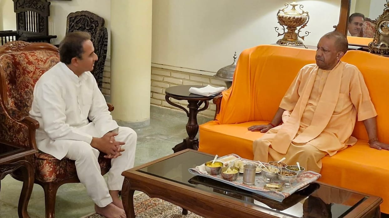 UP: Chief Minister Yogi Adityanath reached Gonda, paid tribute to former MP Anand Singh